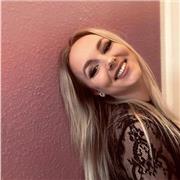 Junge Lehrerin bietet Online- und Präsenzunterricht in Deutsch und Gesellschaftskunde an